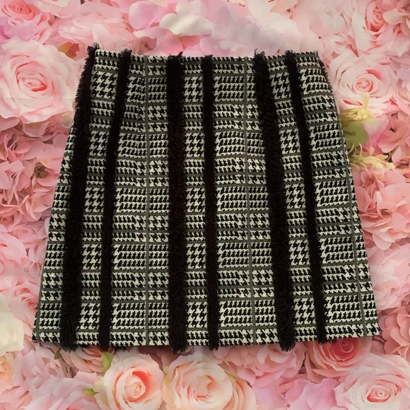 H&M houndstooth skirt - Picture 2 of 5